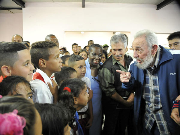 El líder de la Revolución Cubana Fidel Castro Ruz inauguró el 9 de abril de 3013 el complejo educacional «Vilma Espín Guillois», en áreas aledañas a la vaquería «Futuro Lechero» del municipio de Playa, en La Habana. Foto: Tomada Cubadebate