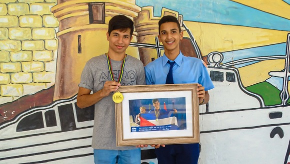 Mario y su amigo también concursante nacional de Biología, David de Jesús. Foto: Yanelkys Llera Céspedes