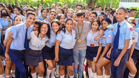 Mario con sus compañeros del IPVCE "Silberto Álvarez Aroche". Foto: Yanelkys Llera Céspedes