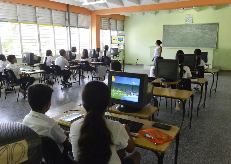 Las nuevas tecnologías son esenciales para lograr que las clases sean más atractivas y se adapten al contexto de hoy. Foto: Abel Rojas Barallobre