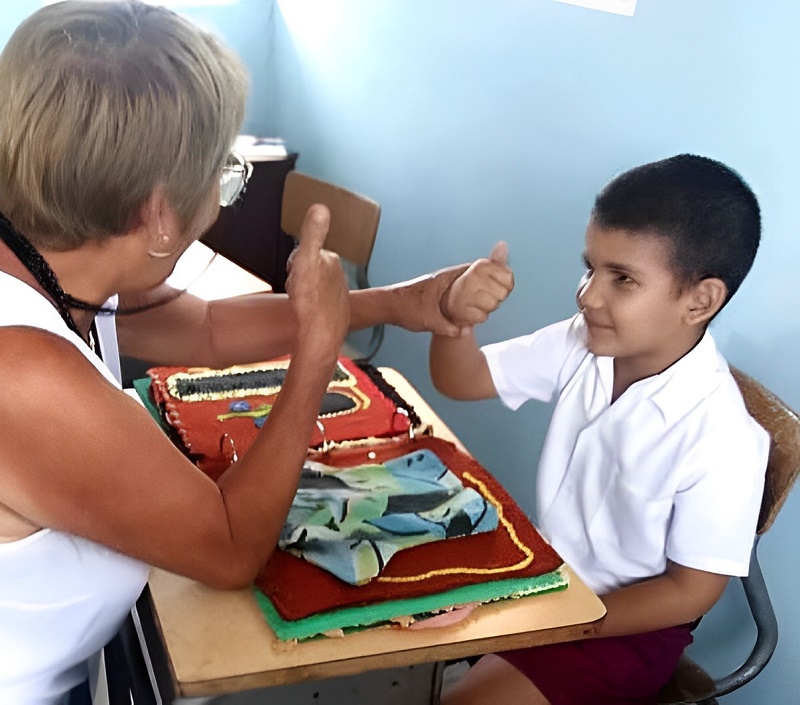 La atención personalizada es vital para alcanzar logros en el aprendizaje. Fotos: Cortesía De La Escuela