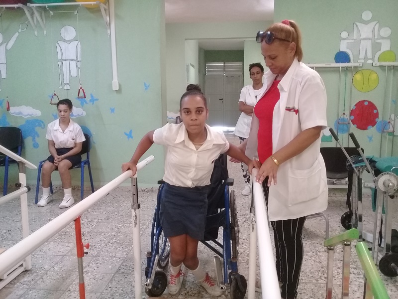 Apoyada por Elia Saver, Danaisy Labaceno reta la parálisis cerebral desde las paralelas. Fotos: Odalis Riquenes Cutiño