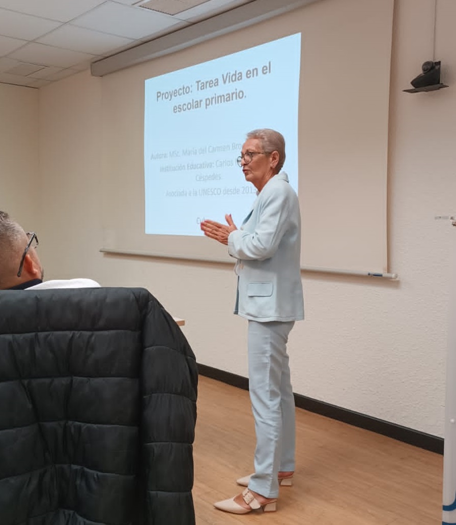 Profesora cubana María del Carmen Broche presenta proyecto Tarea Vida implementado en escuela primaria